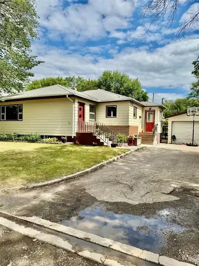 R33//Virden/Location is second to none with the stunning Victoria Park across the road where the com...