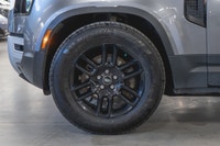 Land Rover Defender 110 P300 S 2023: - Extérieur métallisé gris EIGER et intérieur en cuir noir EBON... (image 7)
