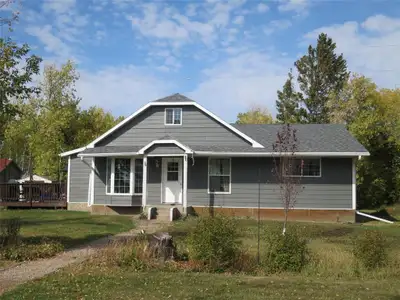 R30//Dauphin/9.9 ACRE PRIVATE COUNTRY OASIS with south view of the RMNP awaits you! Located approxim...