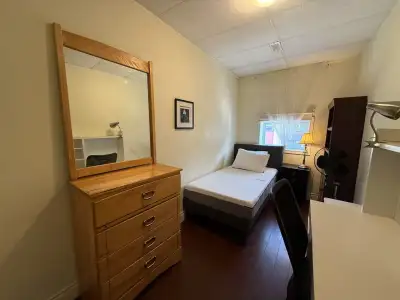 Looking for a single female only. In the heart of Toronto Down-town, close to U of T, Art Gallery, R...