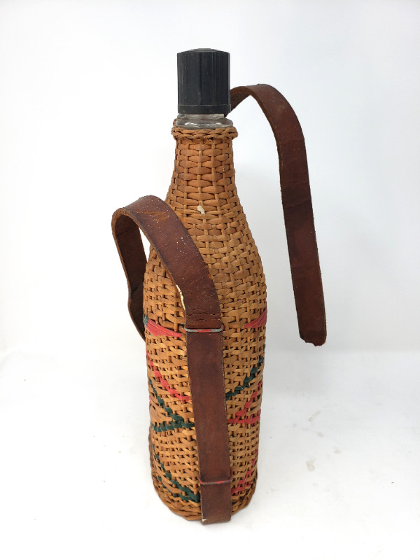 Vine bottle wicker wrapped 1960-1970's/Leather Wrappe in Arts & Collectibles in Mississauga / Peel Region - Image 4