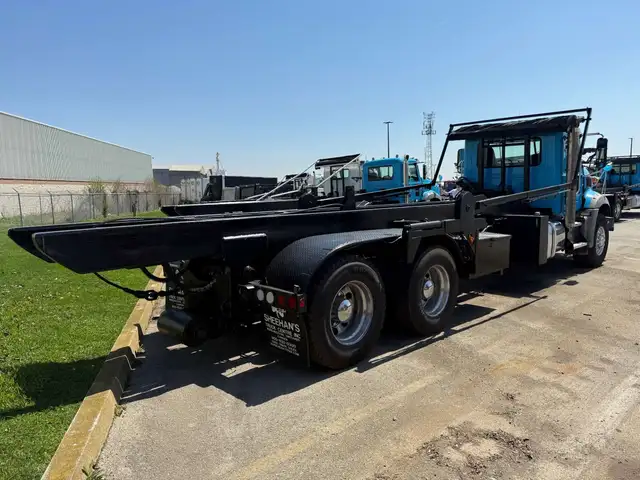 2016 Mack GU813 Granite Tandem Axle Roll Off Truck in Heavy Trucks in Oakville / Halton Region - Image 12