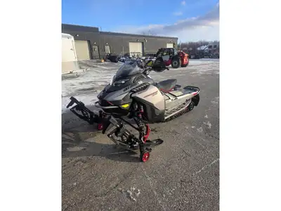 BRP RENEGADE X RS 850cc E-TEC 2023 La Ski-Doo Renegade XRS 850 2023 est une motoneige haute performa...