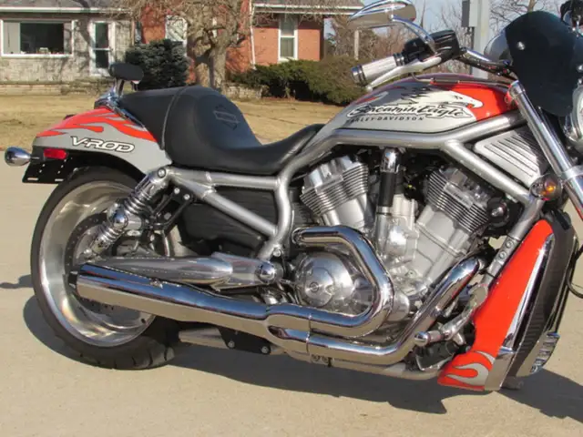 2007 Harley-Davidson VRSCX Screamin' Eagle V-Rod in Street, Cruisers & Choppers in Leamington - Image 7