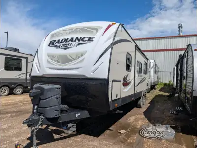 Your larger family will certainly enjoy this Radiance Ultra Lite unit by Cruiser RV. Model 28QD offe...
