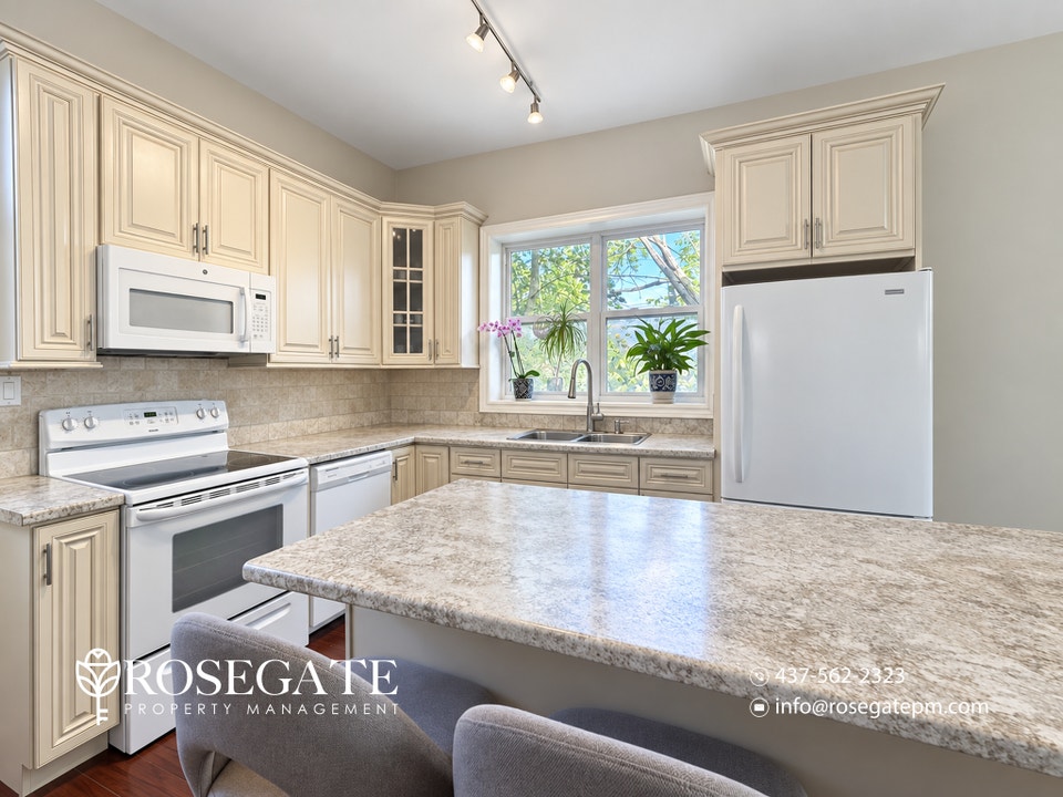 Pet-Friendly 2-Bedroom Corner-Unit House in Barrie 2