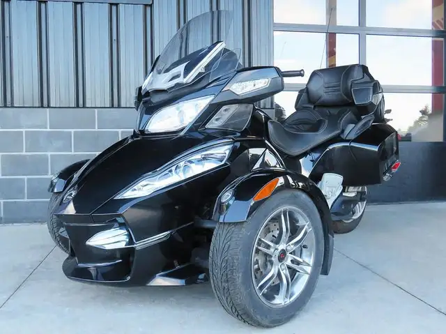 2011 Can-Am Spyder Roadster RT-Limited in Sport Touring in Cambridge - Image 3