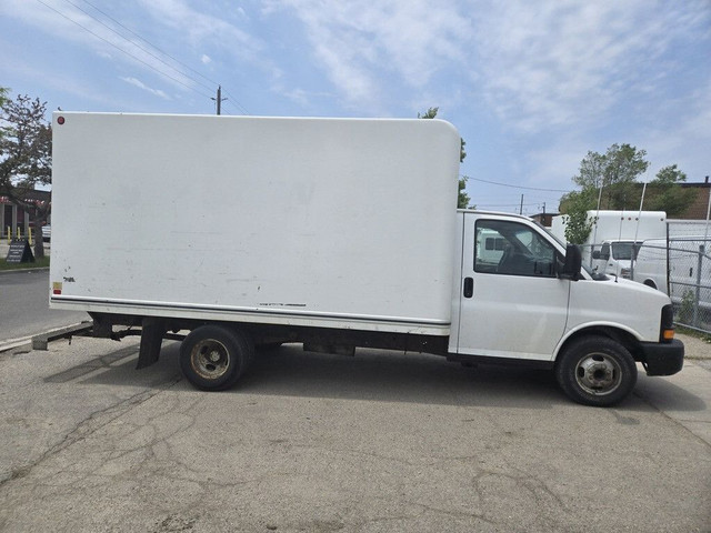 2013 GMC Savana Van G3500 14Ft Box V8 Gasoline in Cars & Trucks in City of Toronto - Image 4