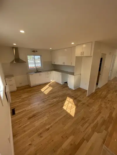 *1011 Rue Front, Longueuil* $1950 Ce superbe 5 rénové au dernier étage dun triplex bien situé à Long...