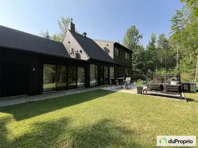 Magnifique maison 2 étages avec cour arrière intime et boisée, sans voisin proche. Situé à 30 min de...