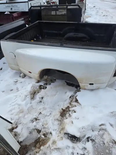 Nice shape overall dually box White Paint. A few Dent's scratch's, see pics. The driver side dually...