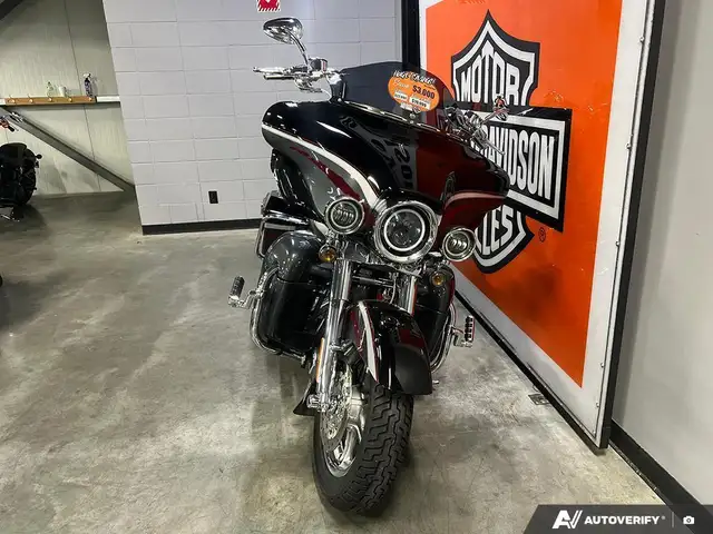 2006 Harley-Davidson FLHTCUSE CVO ULTRA CLASSIC in Sport Touring in Calgary - Image 3