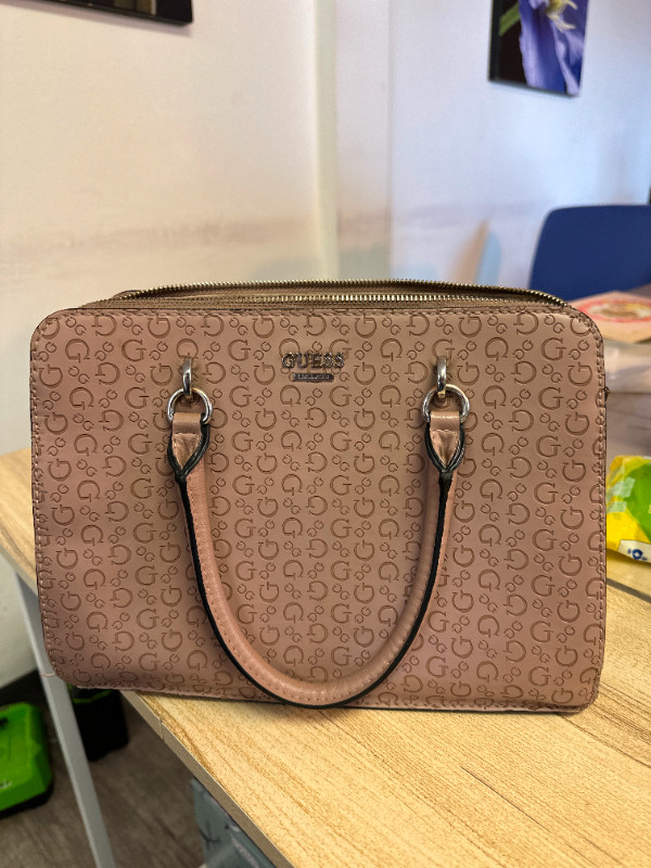 Guess Brown Signature G Handbag dans Femmes - Sacs et portefeuilles  à Thunder Bay - Image 3