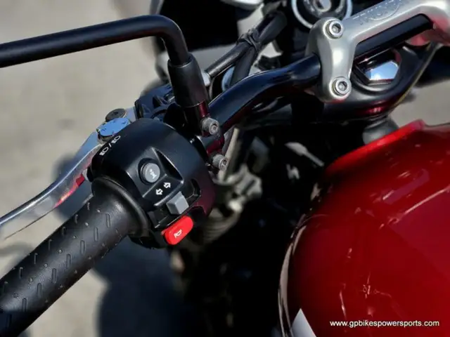 2017 Triumph Street Twin Cranberry Red in Street, Cruisers & Choppers in Oshawa / Durham Region - Image 17