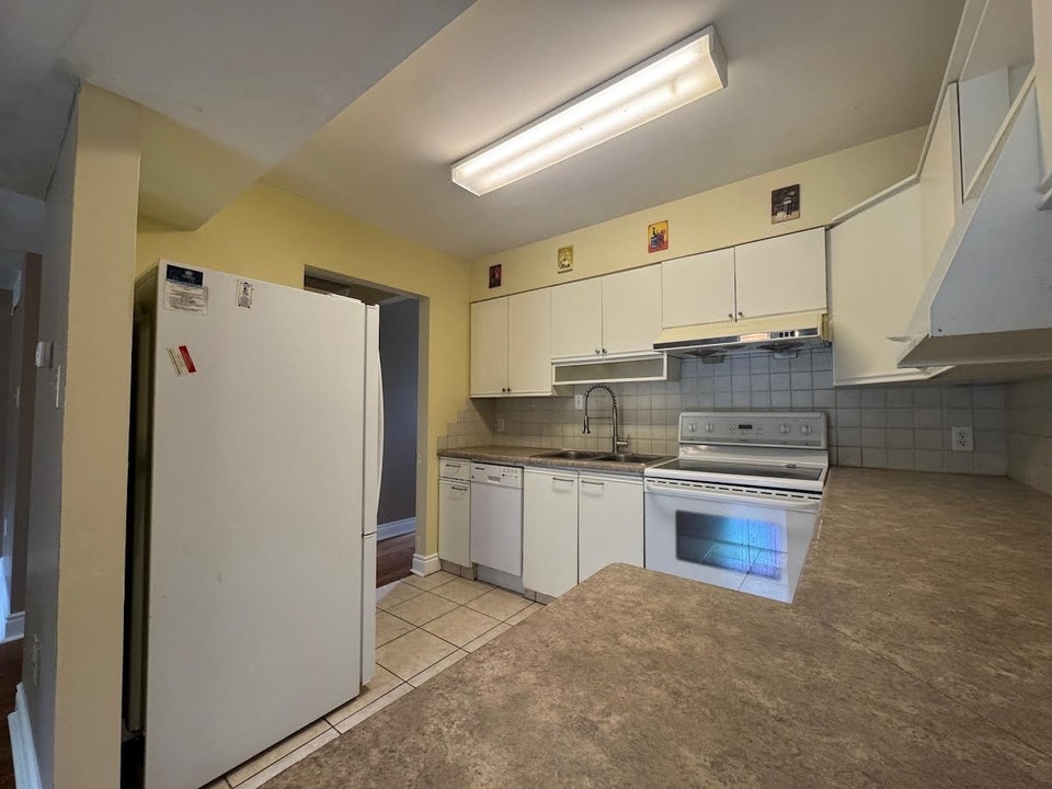 Great-Sized 3 Bedroom Townhome in Victoria Hills! (Unit 23) 2