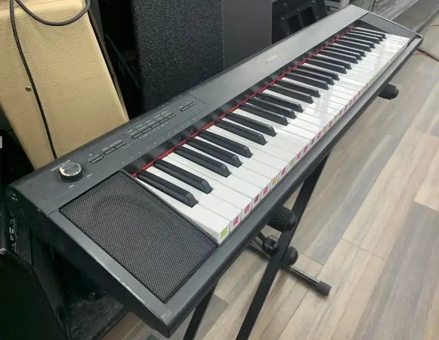 Yamaha NP-12 Electric Keyboard in Pianos & Keyboards in City of Toronto - Image 3
