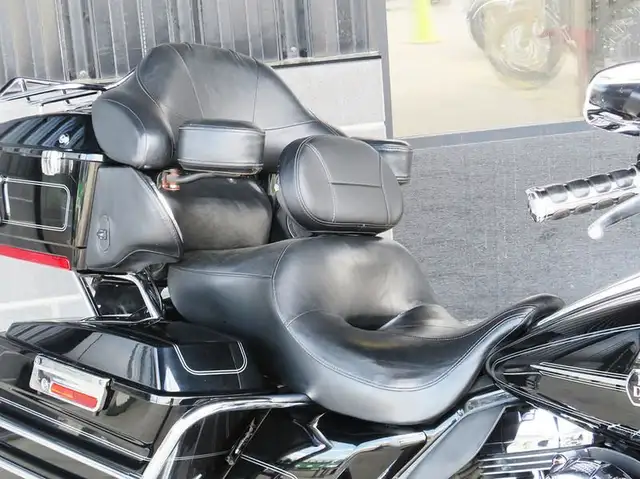 2009 Harley-Davidson FLHTCU Ultra Classic Electra Glide in Street, Cruisers & Choppers in Cambridge - Image 9