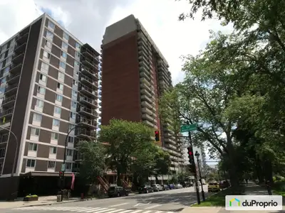 *** EXCLUSIVITÉ VIVRE AU SOMMET *** Ce condo s'adresse à ceux qui placent leur qualité de vie au pre...