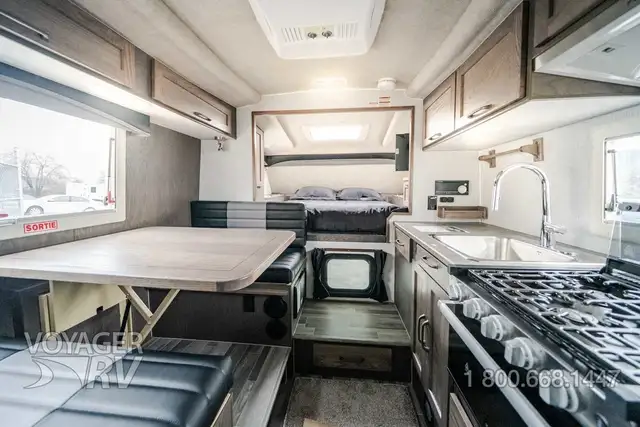 2027 Northern Lite 10.2EX Dry Bath Limited Edition in Travel Trailers & Campers in Kelowna - Image 6