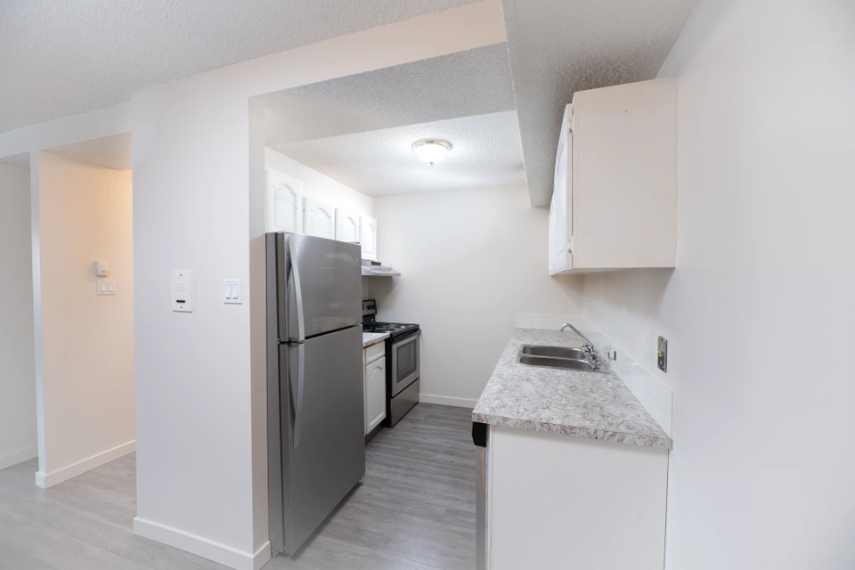 Bachelor, 1 bedroom and 2 bedroom suites for rent 3