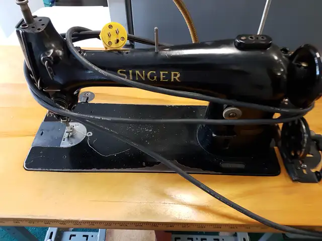 Sewing Machine. Industrial heavy duty. Metal. in Hobbies & Crafts in City of Toronto - Image 3