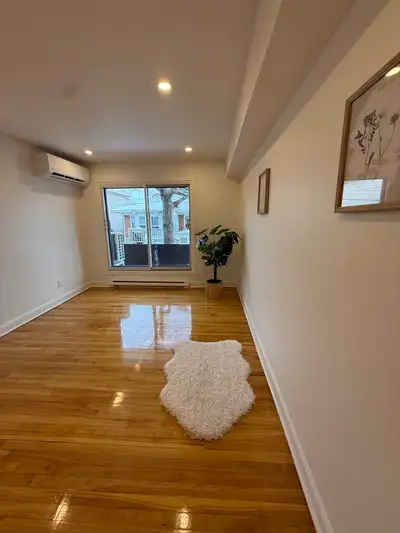 Découvrez un espace de vie impeccable avec des locataires de qualité. Un appartement lumineux et spa...