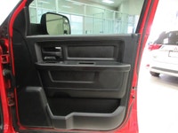 RAM 1500 2019 CLASSIC EXPRESS NIGHT ÉDITION V8 5.7 LITRES HEMI CREW-CAB BOITE 5.7 PIEDS 4X4 TOUT ÉQU... (image 8)