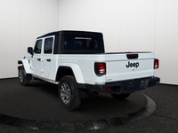 Cloth Low-Back Bucket Seats, Remote Start System, Heated Front Seats, Heated Steering Wheel, Uconnec... (image 3)