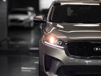 Ready for anything, this 2019 Kia Sorento LX in stunning Titanium Metallic offers a perfect blend of... (image 4)