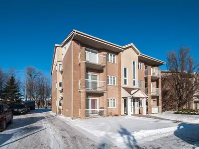 Condo impeccable à prix abordable, entretenu avec soin par son propriétaire. Aire ouverte lumineuse...