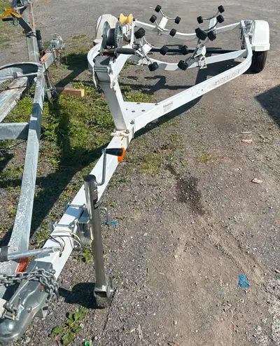 very good condition single axle boat trailer for 18 to 19 foot boat fully serviced and properly titl...