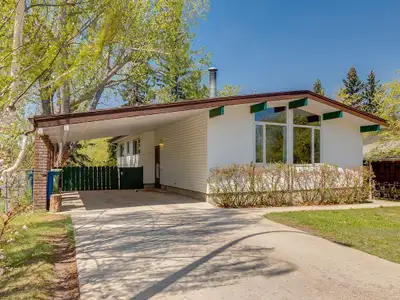 LOCATION! LOCATION! LOCATION! SHARED ACCOMMODATION! Excellent location for U OF C students. Located...