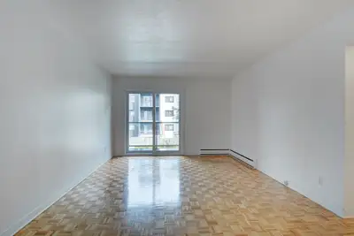 Bel appartement 4 et demi dans un immeuble au coin de route de l'Église, complexe de 26 unités au co...