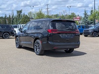 The 2026 Chrysler Pacifica Select offers a blend of style, comfort, and family-friendly technology i... (image 3)