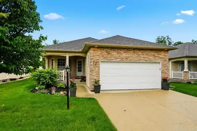 3P//East St Paul/S/S July 6th, OTP July 14th. Welcome to 23 Country Villa Blvd! This Okanagan model...