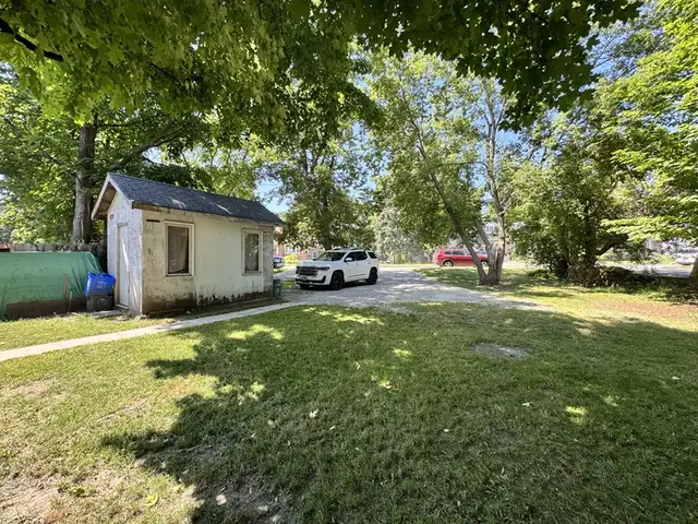Cozy 2 Bed, 1 Bath Bungalow Near Downtown in Long Term Rentals in Barrie - Image 20