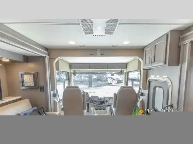 2022 Thor Motor Coach Challenger 35MQ only 6,310 Miles in RVs & Motorhomes in Moncton - Image 13