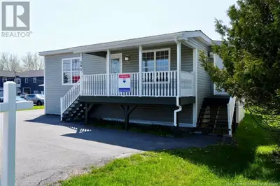 Welcome to 595 Rothesay Ave this property is fresh, clean & ready for new opportunities. This is a s...