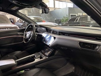 FULLY ELECTRIC, FEATURING : MASSAGE SEATS, QUATTRO AWD, DIGITAL GAUGE CLUSTER NAVIGATION DISPLAY, MU... (image 9)