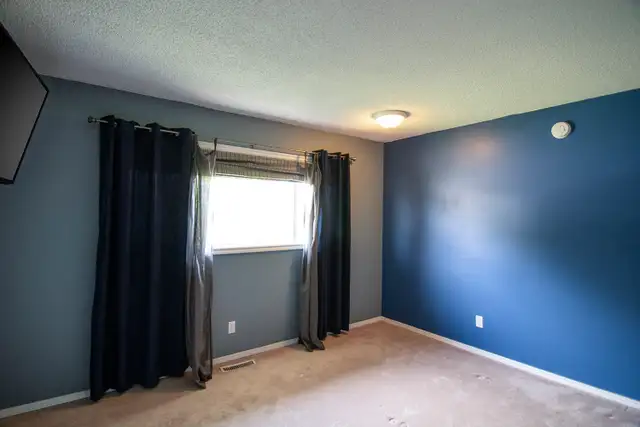 11 Fitzgerald Ave. 5 Bed 2 Bath Downtown Fenced yard in Long Term Rentals in Fort McMurray - Image 7