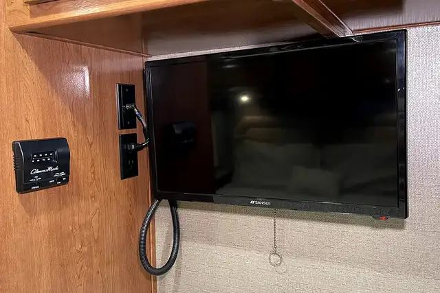 2018 Holiday Rambler Admiral 30U – Pre-Owned Class A Motorhome.  in RVs & Motorhomes in Red Deer - Image 41