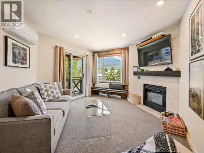 Beautiful, top-floor, end-unit, turn-key condo that´s sure to impress with its jaw-dropping views. F...