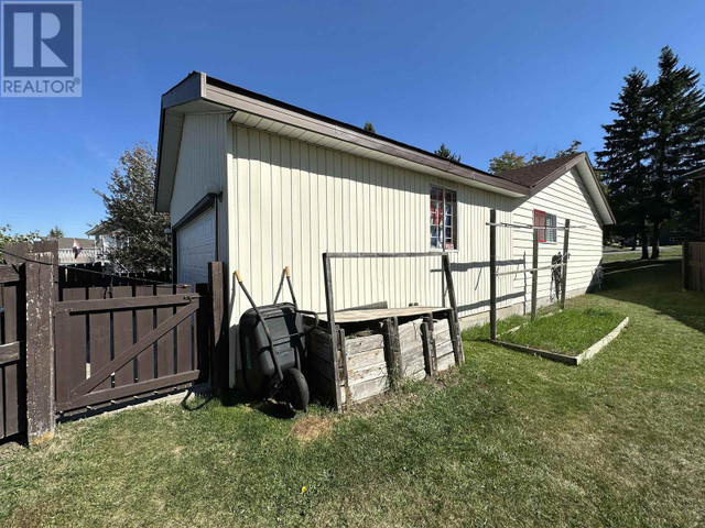 718 CARIBOO TRAIL 100 Mile House, British Columbia in Houses for Sale in 100 Mile House - Image 4