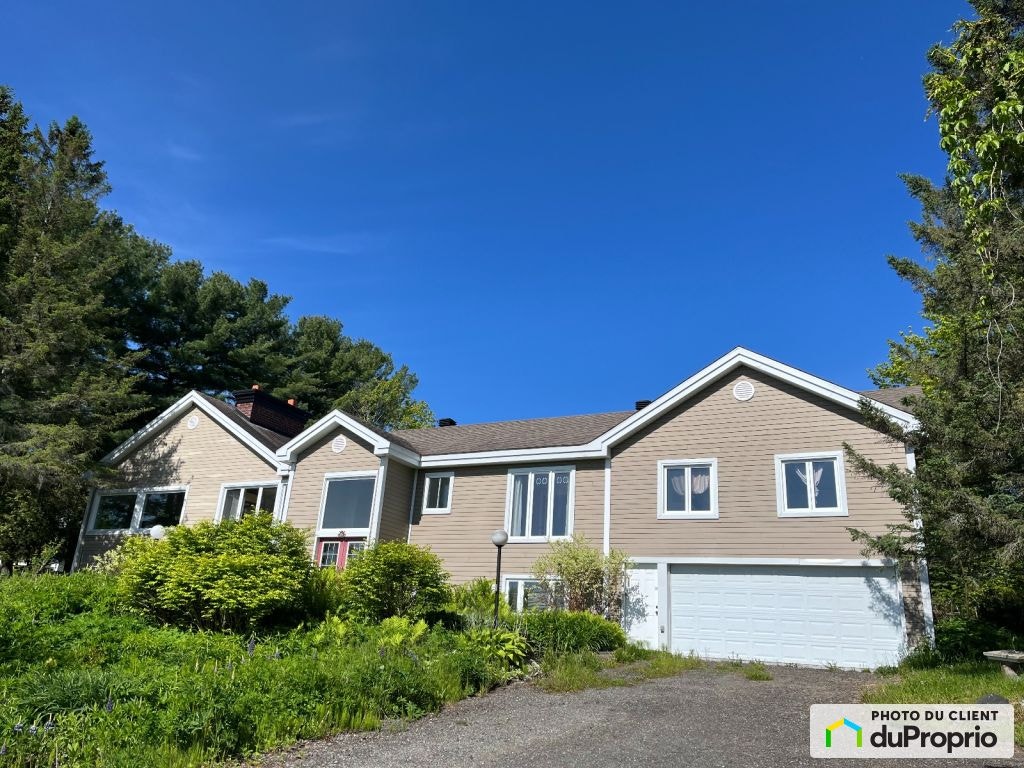 $735,000 - Bungalow for sale in Magog — photo 1