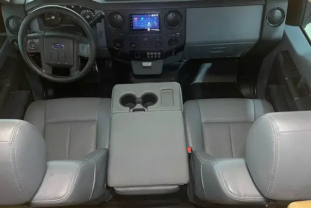 2015 Thor Chateau 33SW - Pre-Owned Super C Motorhome.  in RVs & Motorhomes in Red Deer - Image 17