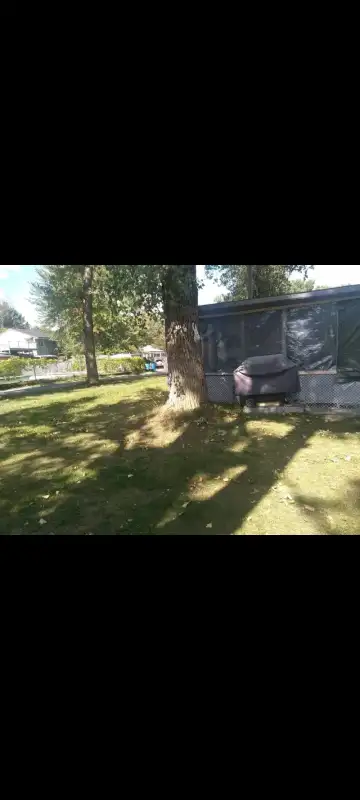 J'ai une roulotte 22 pieds 2000 avec véranda 25 pieds x11 pieds tout équipé , encenble de patio, BBQ...