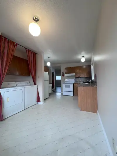 Unfurnished 2 Bed, 1 Bath Top Floor Unit