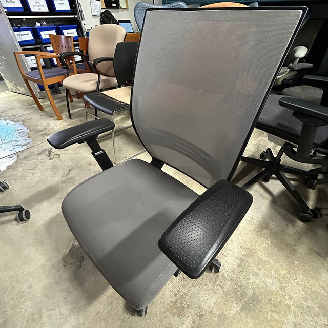 SitOnIt Amplify Midback Mesh Chair-Excellent Condition! in Chairs & Recliners in Mississauga / Peel Region - Image 4