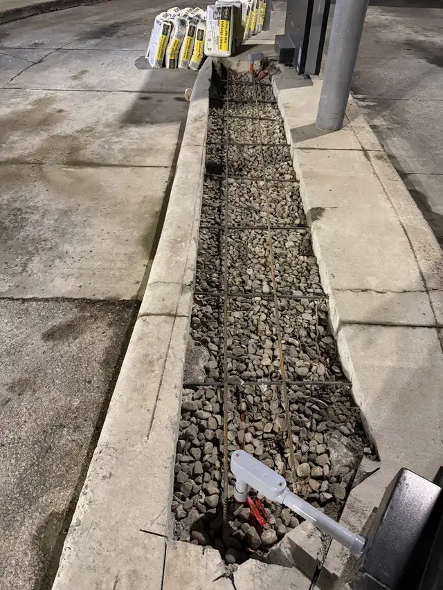 Concrete  slabs and Asphalt cutting & removal in Brick, Masonry & Concrete in Calgary - Image 7