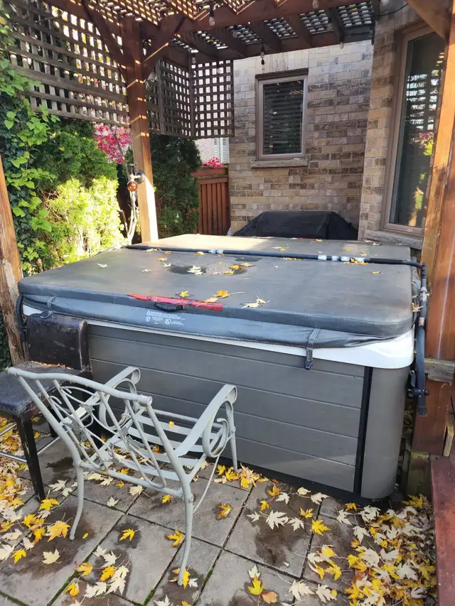Hot tub - Master Spa Balance 8 - 6 person - Excellent condition in Hot Tubs & Pools in Oakville / Halton Region - Image 2